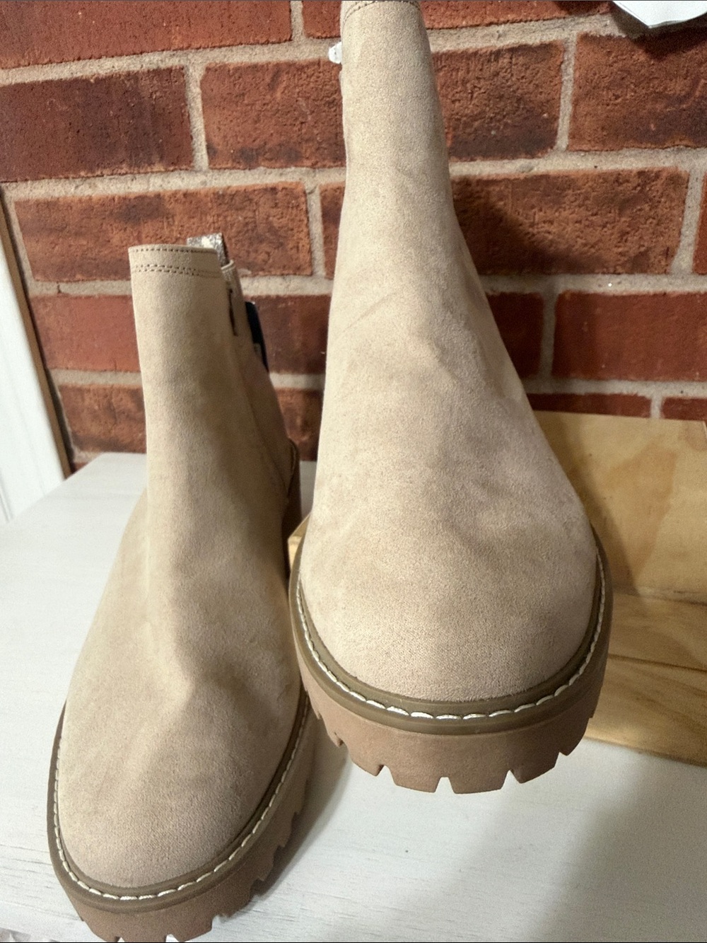 Universal Thread Beige Suede Lug Sole Chelsea Booties 12wide - Picture 4 of 7